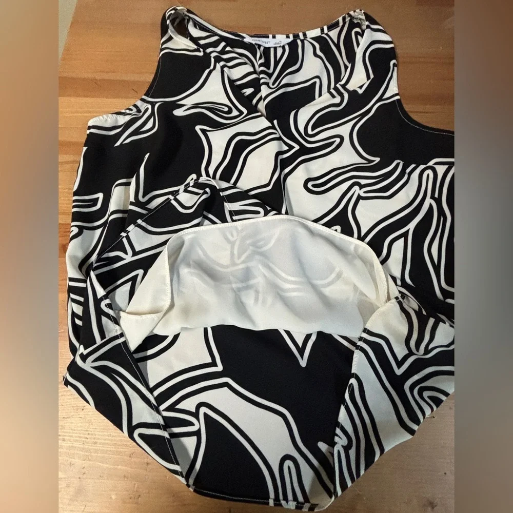 Nine West Essential V-Neck Women’s Blouse- Black and White Pattern- Size Medium - Picture 4 of 5